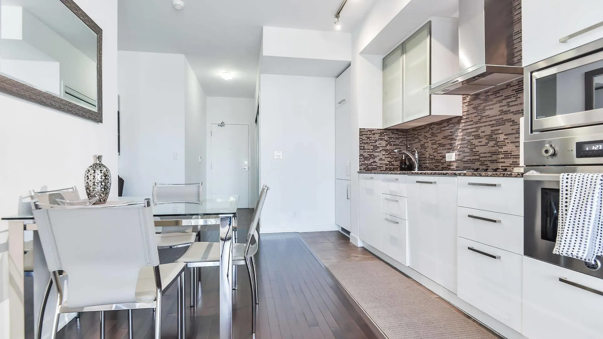 Atlantis Furnished Suites - York Street Toronto Hotel