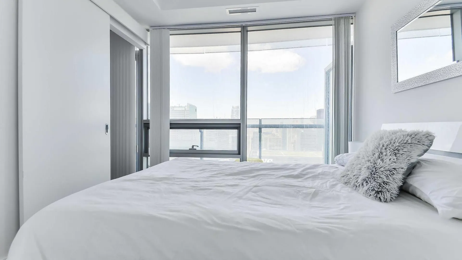 Atlantis Furnished Suites - York Street Toronto